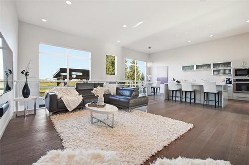 8 Orchard Gate, Oak Bluff, MB - Indoor Photo Showing Living Room