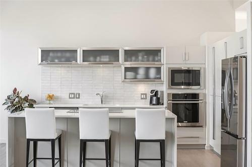 8 Orchard Gate, Oak Bluff, MB - Indoor Photo Showing Kitchen With Upgraded Kitchen