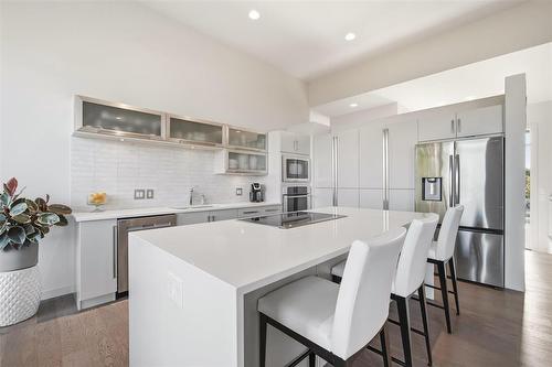 8 Orchard Gate, Oak Bluff, MB - Indoor Photo Showing Kitchen With Upgraded Kitchen