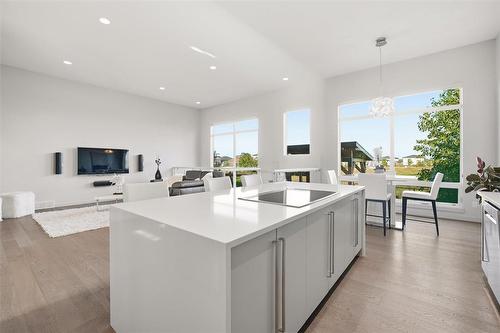 8 Orchard Gate, Oak Bluff, MB - Indoor Photo Showing Kitchen