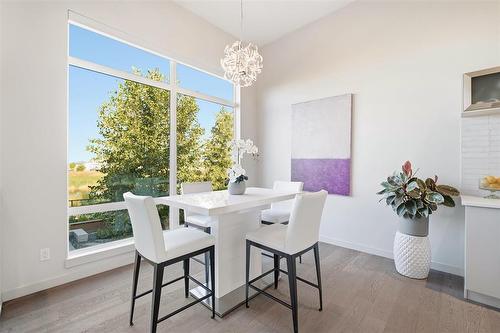8 Orchard Gate, Oak Bluff, MB - Indoor Photo Showing Dining Room