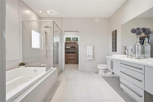 8 Orchard Gate, Oak Bluff, MB - Indoor Photo Showing Bathroom