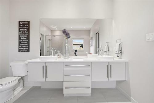 8 Orchard Gate, Oak Bluff, MB - Indoor Photo Showing Bathroom