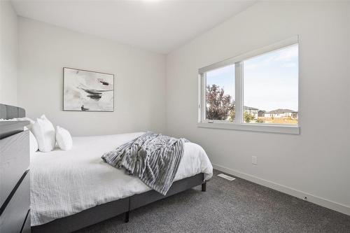 8 Orchard Gate, Oak Bluff, MB - Indoor Photo Showing Bedroom