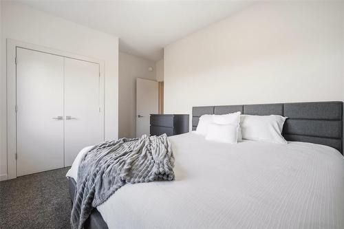 8 Orchard Gate, Oak Bluff, MB - Indoor Photo Showing Bedroom