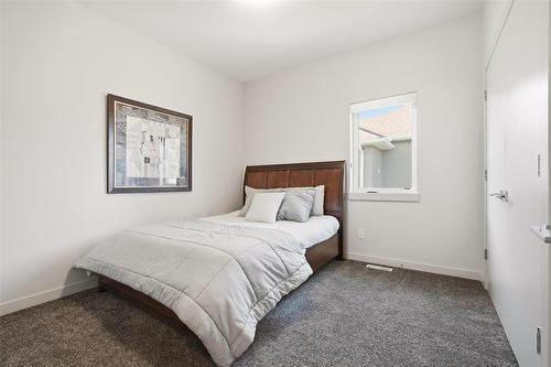 8 Orchard Gate, Oak Bluff, MB - Indoor Photo Showing Bedroom