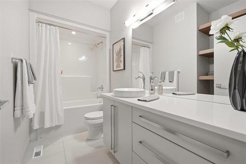 8 Orchard Gate, Oak Bluff, MB - Indoor Photo Showing Bathroom