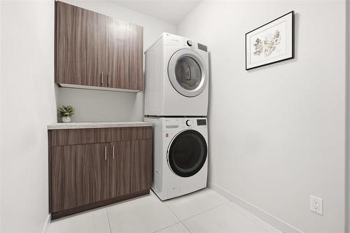 8 Orchard Gate, Oak Bluff, MB - Indoor Photo Showing Laundry Room