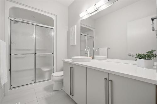 8 Orchard Gate, Oak Bluff, MB - Indoor Photo Showing Bathroom