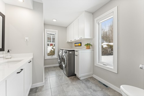 Powder room - 930 Ch. Viens, Magog, QC - Indoor Photo Showing Laundry Room