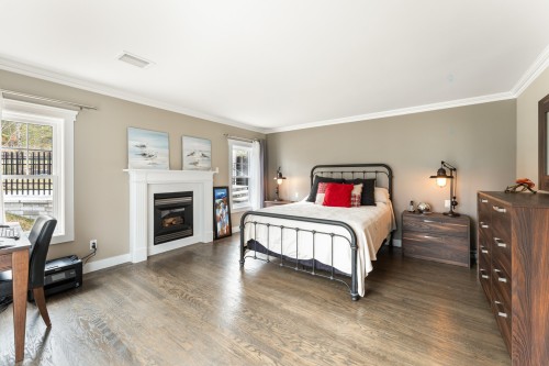 Chambre à coucher principale - 916Z Ch. Viens, Magog, QC - Indoor Photo Showing Bedroom With Fireplace