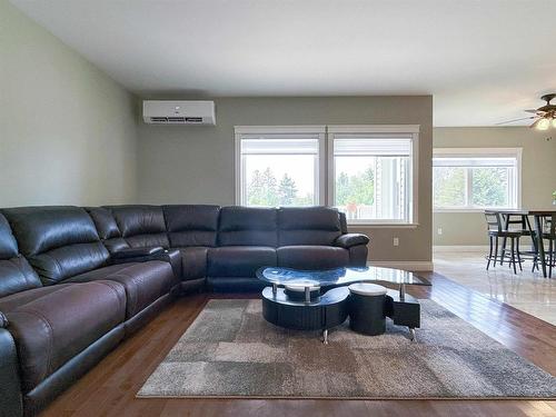 54 Ferry Road, Cornwall, PE - Indoor Photo Showing Living Room
