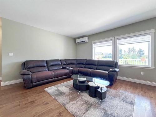 54 Ferry Road, Cornwall, PE - Indoor Photo Showing Living Room