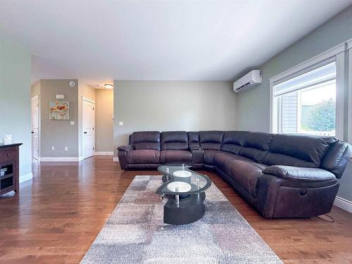 54 Ferry Road, Cornwall, PE - Indoor Photo Showing Living Room