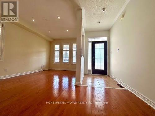 30 CHIPPINGWOOD MANOR , Aurora, Ontario L4G 7R4 2