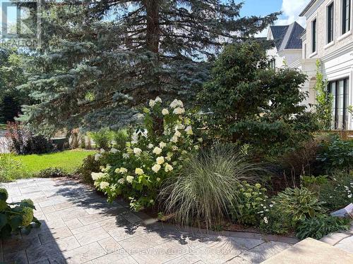 23 LACEY COURT , Aurora, Ontario L4G 5G3 2