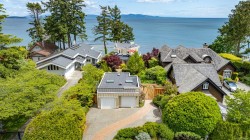 5267 Parker Ave Saanich, BC V8Y 2N1