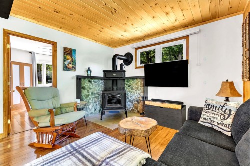 Salon - 23 Ch. De La Blanche, Val-Des-Monts, QC - Indoor Photo Showing Living Room With Fireplace