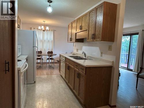 4 416 Heritage Drive, Estevan, SK - Indoor Photo Showing Kitchen With Double Sink