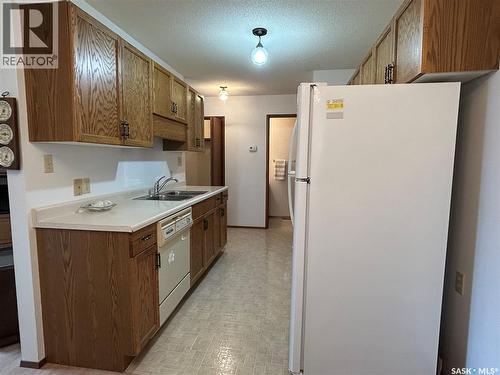 4 416 Heritage Drive, Estevan, SK - Indoor Photo Showing Kitchen With Double Sink