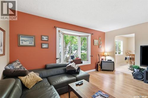 210 Lloyd Crescent, Saskatoon, SK - Indoor Photo Showing Living Room