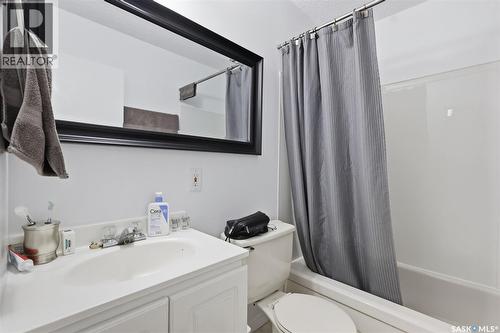 210 Lloyd Crescent, Saskatoon, SK - Indoor Photo Showing Bathroom