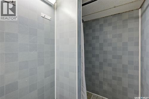 210 Lloyd Crescent, Saskatoon, SK - Indoor Photo Showing Bathroom