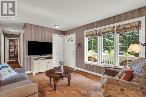 22 Procee Circle, Oro-Medonte, ON - Indoor Photo Showing Living Room