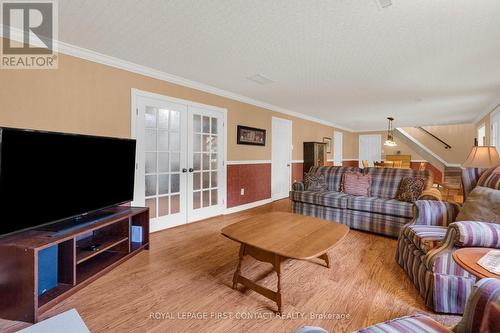 22 Procee Circle, Oro-Medonte, ON - Indoor Photo Showing Living Room