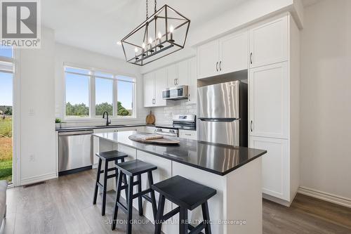 3040 Robert Lamb Boulevard, Oakville, ON - Indoor Photo Showing Kitchen With Upgraded Kitchen