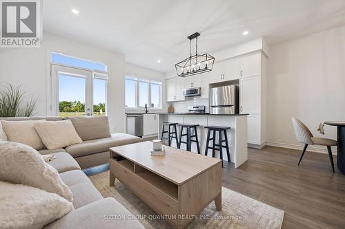 3040 Robert Lamb Boulevard, Oakville, ON - Indoor Photo Showing Living Room