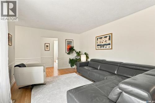 2202 Albert Avenue, Saskatoon, SK - Indoor Photo Showing Living Room