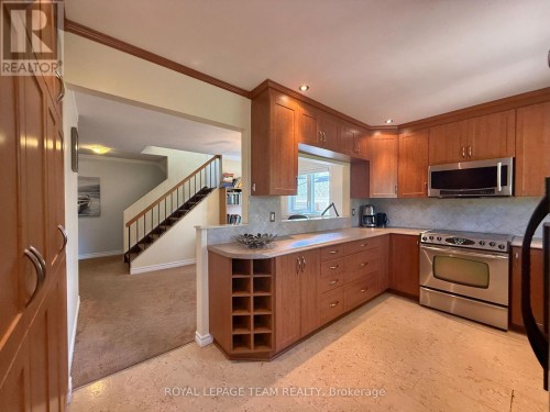 Kitchen over looking a eating area - 31 Rastila Crescent, Ottawa, ON 
