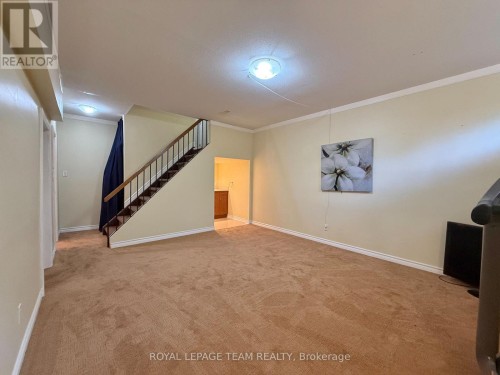 Family room with a Bar - 31 Rastila Crescent, Ottawa, ON 