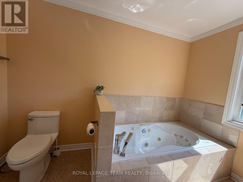 Master en-suite with Tub - 31 Rastila Crescent, Ottawa, ON 