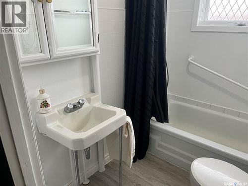 164 4Th Street W, Mankota, SK - Indoor Photo Showing Bathroom