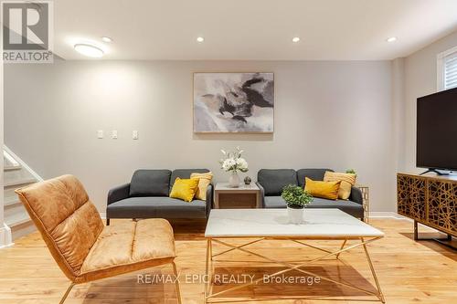732 - 75 Weldrick Road E, Richmond Hill, ON - Indoor