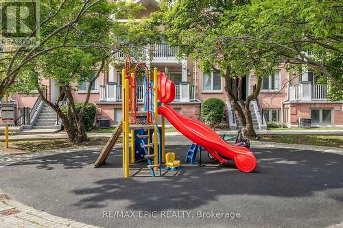 732 - 75 Weldrick Road E, Richmond Hill, ON - Outdoor