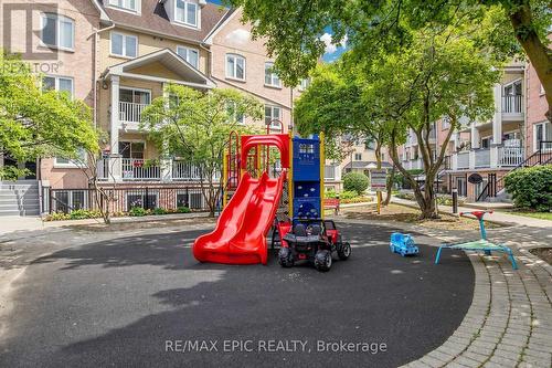 732 - 75 Weldrick Road E, Richmond Hill, ON - Outdoor