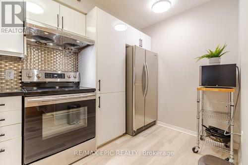 732 - 75 Weldrick Road E, Richmond Hill, ON - Indoor Photo Showing Kitchen