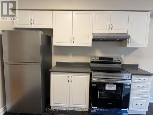 3300 Carabella Way, Mississauga, ON - Indoor Photo Showing Kitchen