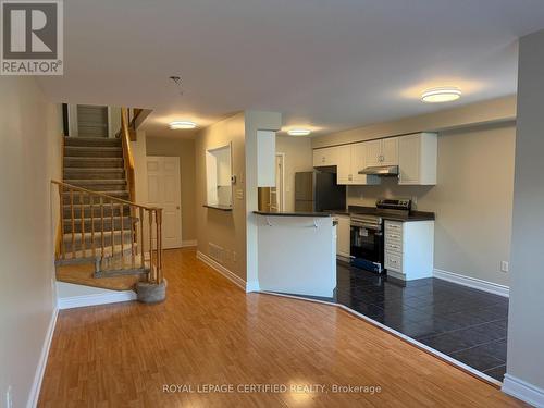 3300 Carabella Way, Mississauga, ON - Indoor Photo Showing Kitchen