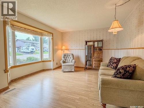 385 Aspen Drive, Swift Current, SK - Indoor Photo Showing Living Room
