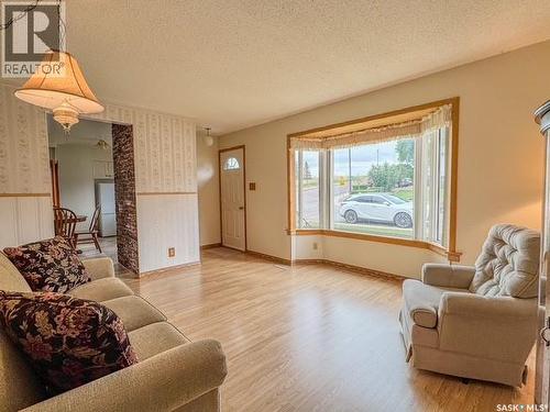 385 Aspen Drive, Swift Current, SK - Indoor Photo Showing Living Room