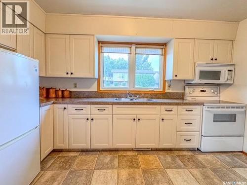 385 Aspen Drive, Swift Current, SK - Indoor Photo Showing Kitchen With Double Sink