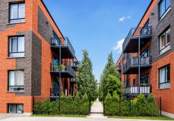 002-10300 Boul. St-Laurent  Montréal (Ahuntsic-Cartierville), QC H3L 2N8