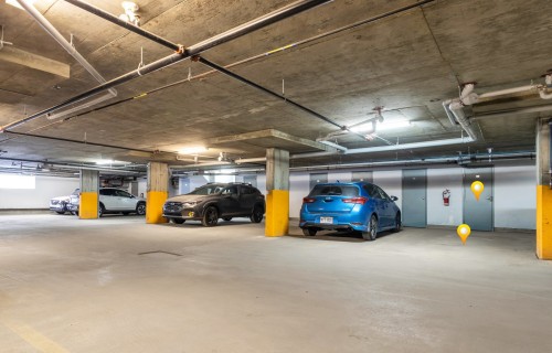 Garage - 002-10300 Boul. St-Laurent, Montréal (Ahuntsic-Cartierville), QC - Indoor Photo Showing Garage