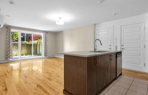 Salon - 002-10300 Boul. St-Laurent, Montréal (Ahuntsic-Cartierville), QC - Indoor Photo Showing Kitchen