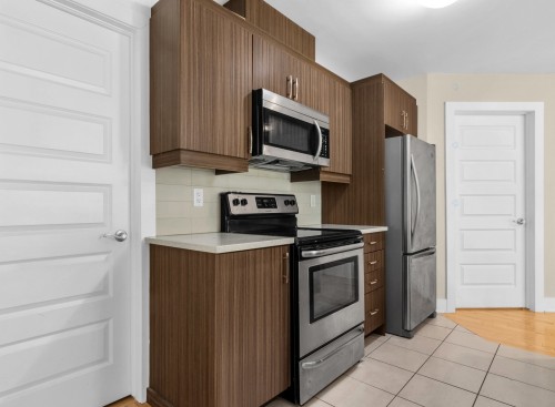 Cuisine - 002-10300 Boul. St-Laurent, Montréal (Ahuntsic-Cartierville), QC - Indoor Photo Showing Kitchen