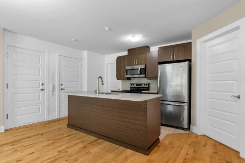 Cuisine - 002-10300 Boul. St-Laurent, Montréal (Ahuntsic-Cartierville), QC - Indoor Photo Showing Kitchen